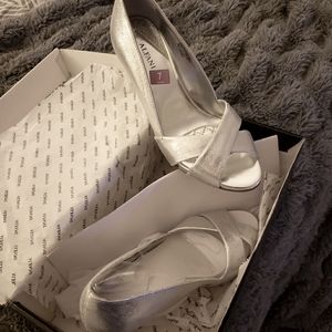 Alfani silver heels (NEW)